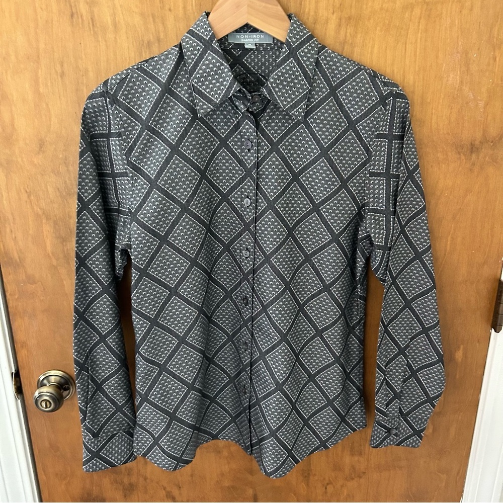 Foxcroft Non-Iron Shaped Fit Button Down Shirt. Size 6. - Picture 1 of 8